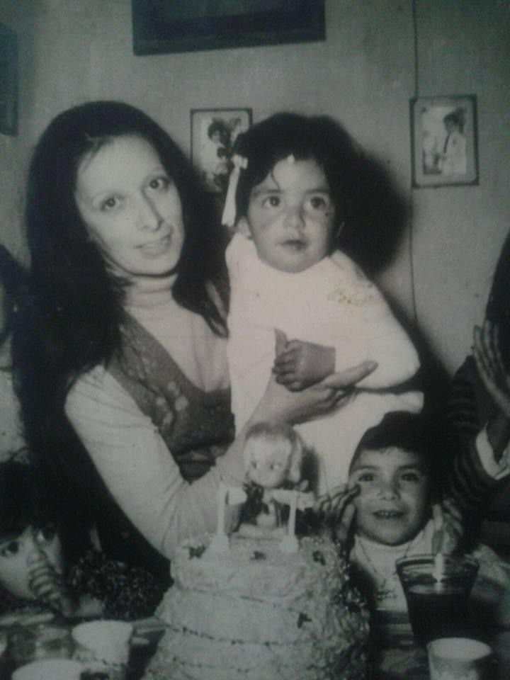 Ale Martell durante su infancia junto a su madre